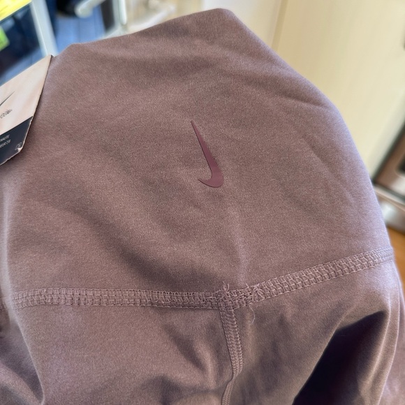 BRAND NEW WITH TAGS Nike Yoga Leggings - Picture 2 of 3